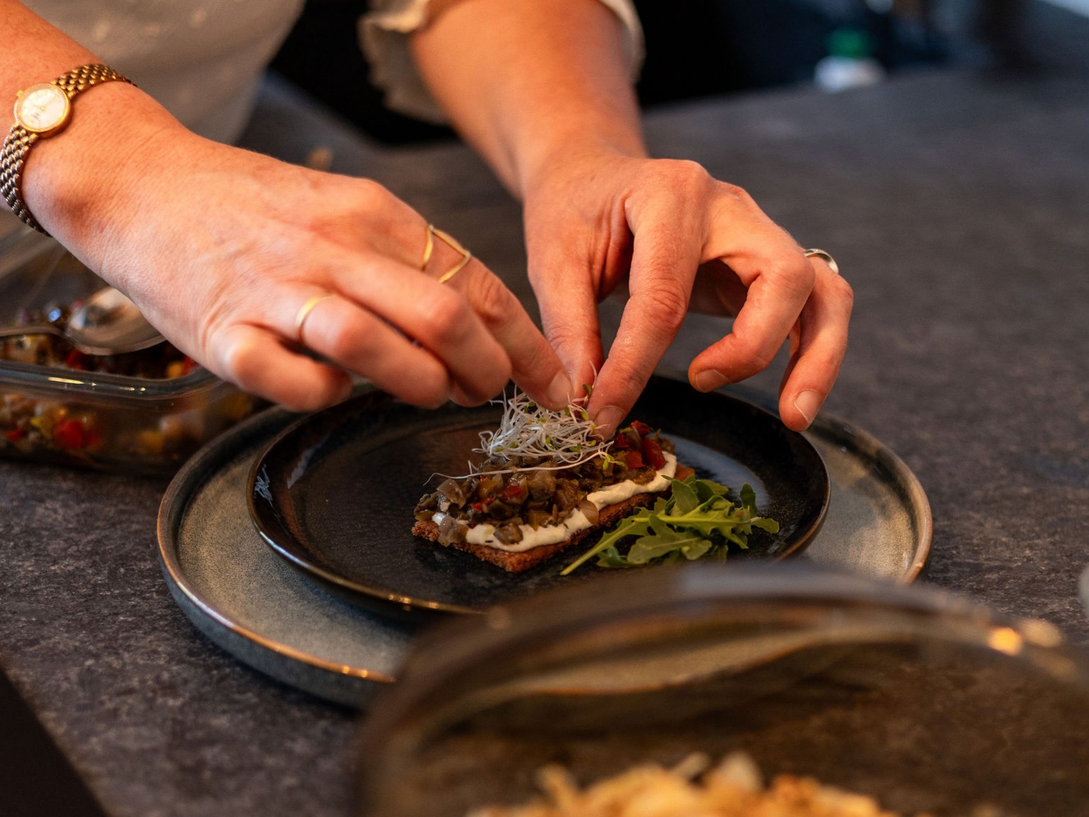 Okisalis — céramiques artisanales sur étagère verte